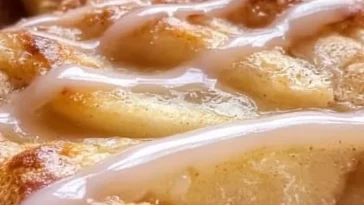 Delicious Chicago-style bakery apple slices with fresh apple filling.