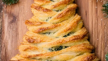Spinach Artichoke Dip Pull Apart Christmas Tree served as a festive appetizer.